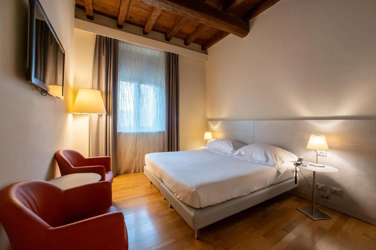 Vicino al Palazzo dei Diamanti: 4 Hotel di Design a Confronto